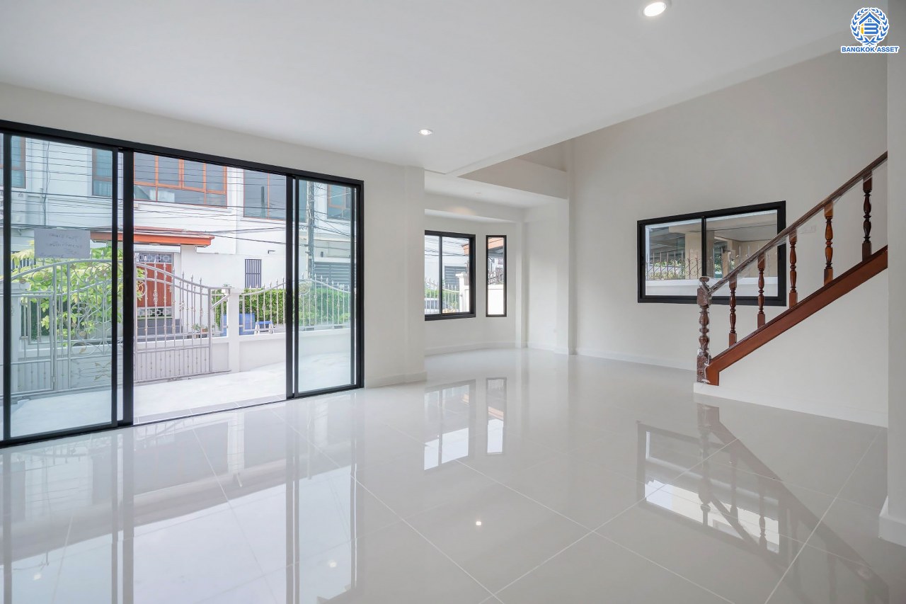 บ้านมือสองตกแต่งใหม่ โครงการ กฤษดานคร16-17 บรมราชชนนี-พุทธมณฑลสาย3 เนื้อที่ 60 ตร.ว. ฟังก์ชัน 3 ห้องนอน 3 ห้องน้ำ 1 ห้องอเนกประสงค์ จอดรถได้ 1 คัน บนทำเลศักยภาพ เชื่อมต่อเมืองอย่างรวดเร็ว ใกล้ทางคู่ขนานลอยฟ้าบรมราชชนนี ม.มหิดล และเซ็นทรัลศาลายา